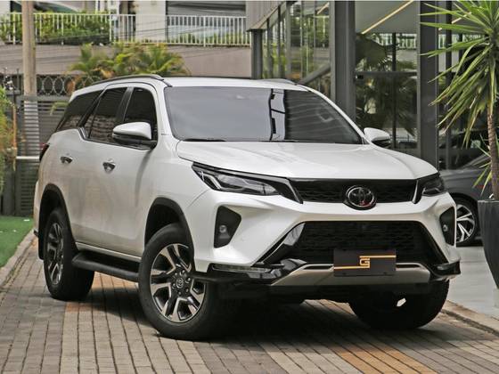 TOYOTA HILUX SW4 2.8 D-4D TURBO DIESEL SRX PLATINUM 7L 4X4 AUTOMÁTICO